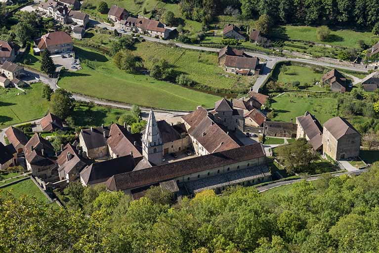 Vue  de l'abbaye  depuis Granges-sur-Baume. © Jérôme Mongreville / Région Bourgogne-Franche-Comté, Inventaire du patrimoine - 2019
