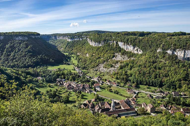Vue d'ensemble de l'abbaye et du village depuis Granges-sur-Baume. © Jérôme Mongreville / Région Bourgogne-Franche-Comté, Inventaire du patrimoine - 2019