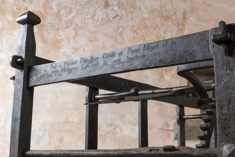 Face antérieure : inscription et date 1685, de trois quarts. © Sonia Dourlot / Région Bourgogne-Franche-Comté, Inventaire du patrimoine - 2019 Face antérieure : inscription et date 1685, de trois quarts. © Sonia Dourlot / Région Bourgogne-Franche-Comté, Inventaire du patrimoine - 2019