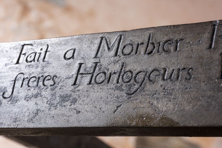 Face antérieure : détail de l'inscription. © Sonia Dourlot / Région Bourgogne-Franche-Comté, Inventaire du patrimoine - 2019 Face antérieure : détail de l'inscription. © Sonia Dourlot / Région Bourgogne-Franche-Comté, Inventaire du patrimoine - 2019