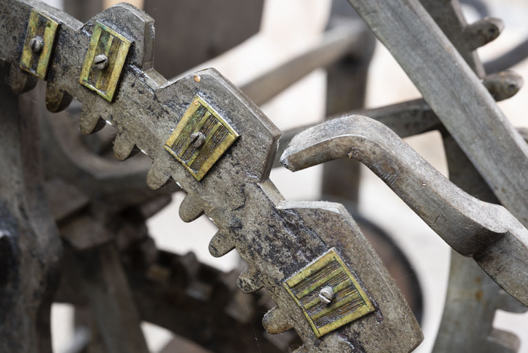 Corps avant gauche (sonnerie des heures) : détail de la roue de compte. © Sonia Dourlot / Région Bourgogne-Franche-Comté, Inventaire du patrimoine - 2019 Corps avant gauche (sonnerie des heures) : détail de la roue de compte. © Sonia Dourlot / Région Bourgogne-Franche-Comté, Inventaire du patrimoine - 2019