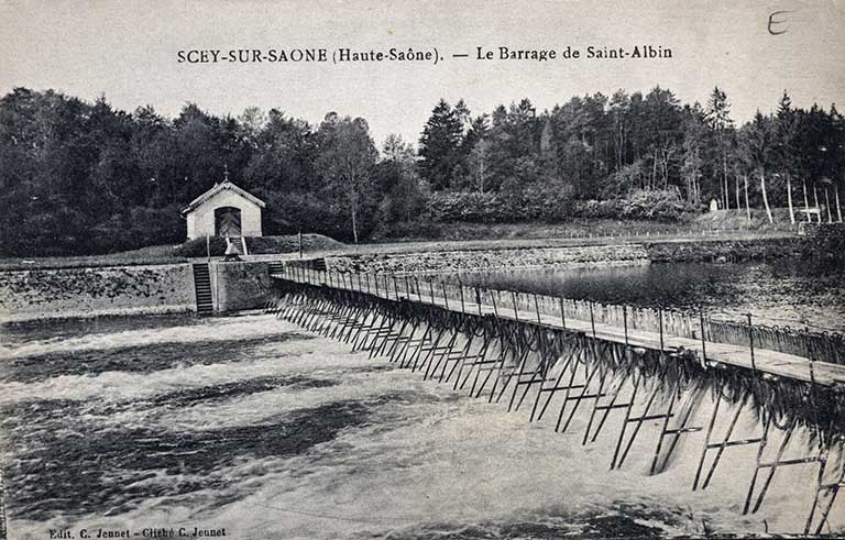 Le barrage à aiguilles de Saint-Albin, carte postale. © Jérôme Mongreville / Région Bourgogne-Franche-Comté, Inventaire du patrimoine - 2019 Le barrage à aiguilles de Saint-Albin, carte postale. © Jérôme Mongreville / Région Bourgogne-Franche-Comté, Inventaire du patrimoine - 2019