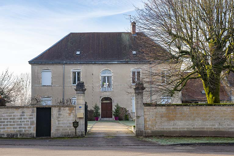 La façade antérieure et le portail d'entrée. © Jérôme Mongreville / Région Bourgogne-Franche-Comté, Inventaire du patrimoine - 2019 La façade antérieure et le portail d'entrée. © Jérôme Mongreville / Région Bourgogne-Franche-Comté, Inventaire du patrimoine - 2019