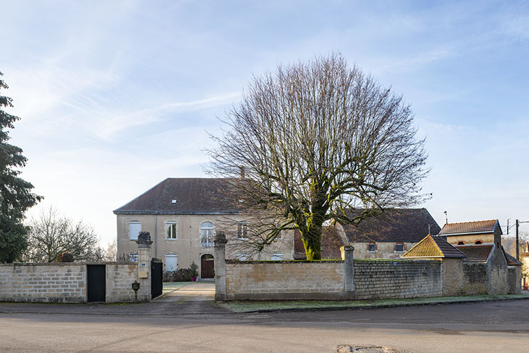 Vue générale depuis la route de Ferrières. © Jérôme Mongreville / Région Bourgogne-Franche-Comté, Inventaire du patrimoine - 2019 Vue générale depuis la route de Ferrières. © Jérôme Mongreville / Région Bourgogne-Franche-Comté, Inventaire du patrimoine - 2019