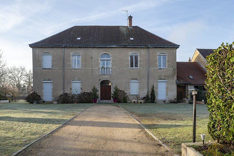 La façade antérieure à travées ordonnancées. © Jérôme Mongreville / Région Bourgogne-Franche-Comté, Inventaire du patrimoine - 2019 La façade antérieure à travées ordonnancées. © Jérôme Mongreville / Région Bourgogne-Franche-Comté, Inventaire du patrimoine - 2019