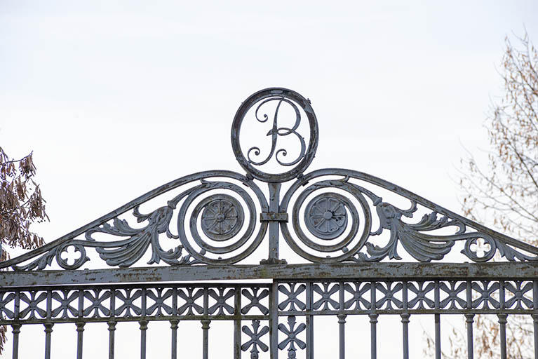 Clôture (grille) sur l'avenue des Pâtis. © Jérôme Mongreville / Région Bourgogne-Franche-Comté, Inventaire du patrimoine - 2019 Clôture (grille) sur l'avenue des Pâtis. © Jérôme Mongreville / Région Bourgogne-Franche-Comté, Inventaire du patrimoine - 2019
