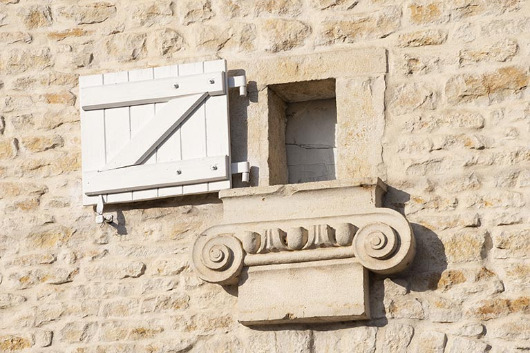 Chapiteau à volutes utilisé en remploi. © Jérôme Mongreville / Région Bourgogne-Franche-Comté, Inventaire du patrimoine - 2019 Chapiteau à volutes utilisé en remploi. © Jérôme Mongreville / Région Bourgogne-Franche-Comté, Inventaire du patrimoine - 2019