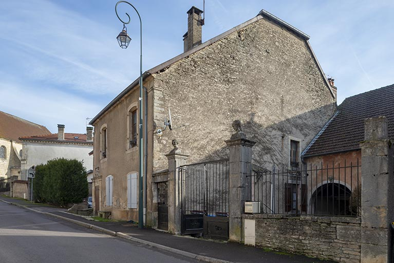 Vue de trois-quart depuis le sud-ouest. © Jérôme Mongreville / Région Bourgogne-Franche-Comté, Inventaire du patrimoine - 2019 Vue de trois-quart depuis le sud-ouest. © Jérôme Mongreville / Région Bourgogne-Franche-Comté, Inventaire du patrimoine - 2019