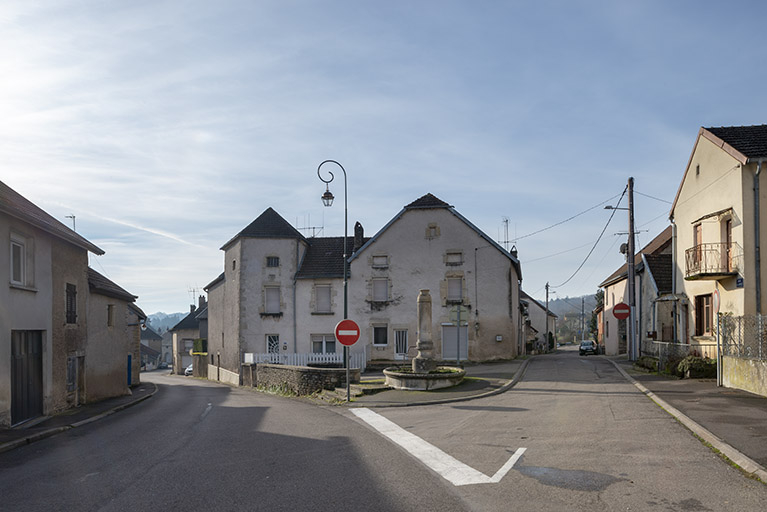 Petite place à l'intersection des rue de l'Eglise et de la Chapelle. © Jérôme Mongreville / Région Bourgogne-Franche-Comté, Inventaire du patrimoine - 2019 Petite place à l'intersection des rue de l'Eglise et de la Chapelle. © Jérôme Mongreville / Région Bourgogne-Franche-Comté, Inventaire du patrimoine - 2019