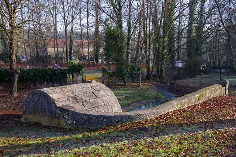 Mur de soutènement, vue depuis le nord. © Jérôme Mongreville / Région Bourgogne-Franche-Comté, Inventaire du patrimoine - 2019 Mur de soutènement, vue depuis le nord. © Jérôme Mongreville / Région Bourgogne-Franche-Comté, Inventaire du patrimoine - 2019