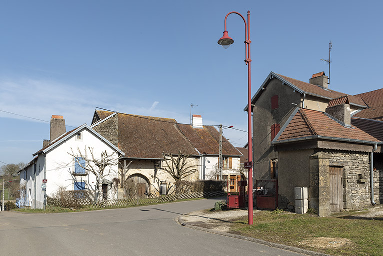 A l'angle de la rue du jardiney et de la rue de la Maladière. © Sonia Dourlot / Région Bourgogne-Franche-Comté, Inventaire du patrimoine - 2019 A l'angle de la rue du jardiney et de la rue de la Maladière. © Sonia Dourlot / Région Bourgogne-Franche-Comté, Inventaire du patrimoine - 2019