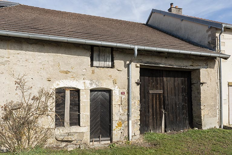 Façade de ferme à linteaux délardés, 9 route de Vénisey. (Départementale 46) © Sonia Dourlot / Région Bourgogne-Franche-Comté, Inventaire du patrimoine - 2019 Façade de ferme à linteaux délardés, 9 route de Vénisey. (Départementale 46) © Sonia Dourlot / Région Bourgogne-Franche-Comté, Inventaire du patrimoine - 2019