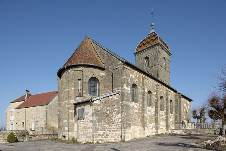 Vue de trois-quart arrière (sud-ouest) sur le chevet et la sacrisitie. Au second plan : l'ancienne cure et sa dépendance agricole. © Sonia Dourlot / Région Bourgogne-Franche-Comté, Inventaire du patrimoine - 2019 Vue de trois-quart arrière (sud-ouest) sur le chevet et la sacrisitie. Au second plan : l'ancienne cure et sa dépendance agricole. © Sonia Dourlot / Région Bourgogne-Franche-Comté, Inventaire du patrimoine - 2019