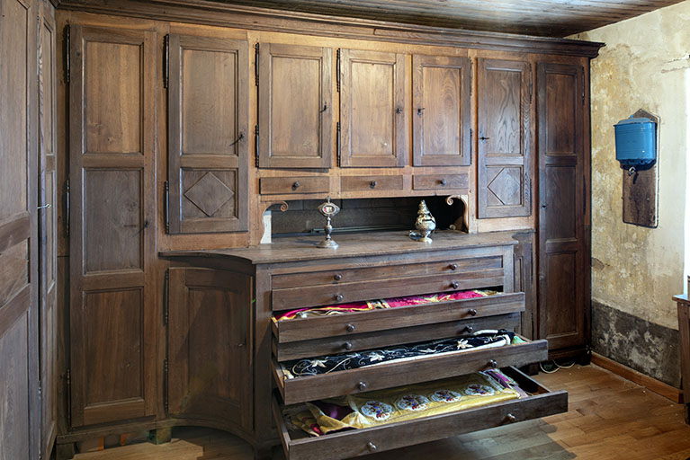 Vue de face du meuble de sacristie (trois tiroirs à chasubles ouverts.)  © Sonia Dourlot / Région Bourgogne-Franche-Comté, Inventaire du patrimoine - 2019 Vue de face du meuble de sacristie (trois tiroirs à chasubles ouverts.)  © Sonia Dourlot / Région Bourgogne-Franche-Comté, Inventaire du patrimoine - 2019
