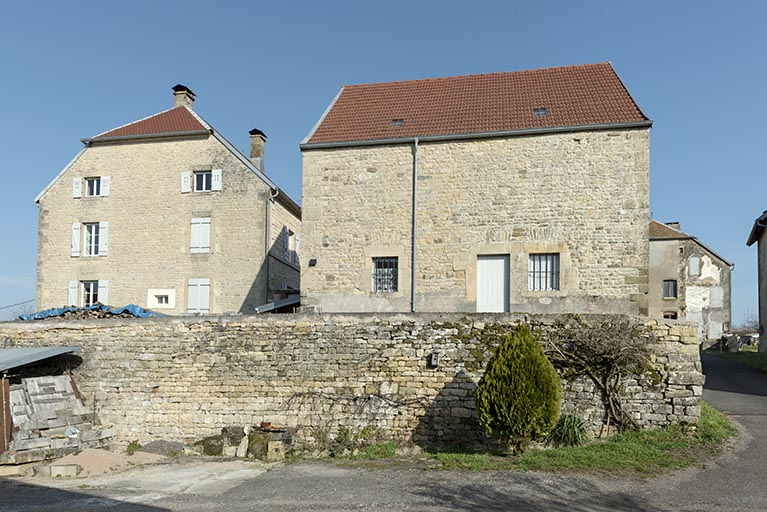 Depuis l'impasse de l'église au sud-ouest, vue de la face postérieure de la dépendance et du pignon occidental de la maison. © Sonia Dourlot / Région Bourgogne-Franche-Comté, Inventaire du patrimoine - 2019 Depuis l'impasse de l'église au sud-ouest, vue de la face postérieure de la dépendance et du pignon occidental de la maison. © Sonia Dourlot / Région Bourgogne-Franche-Comté, Inventaire du patrimoine - 2019