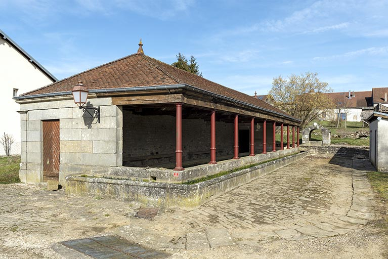 Vue de trois-quart sud-est du lavoir à l'entrée sud-est du village. © Sonia Dourlot / Région Bourgogne-Franche-Comté, Inventaire du patrimoine - 2019 Vue de trois-quart sud-est du lavoir à l'entrée sud-est du village. © Sonia Dourlot / Région Bourgogne-Franche-Comté, Inventaire du patrimoine - 2019