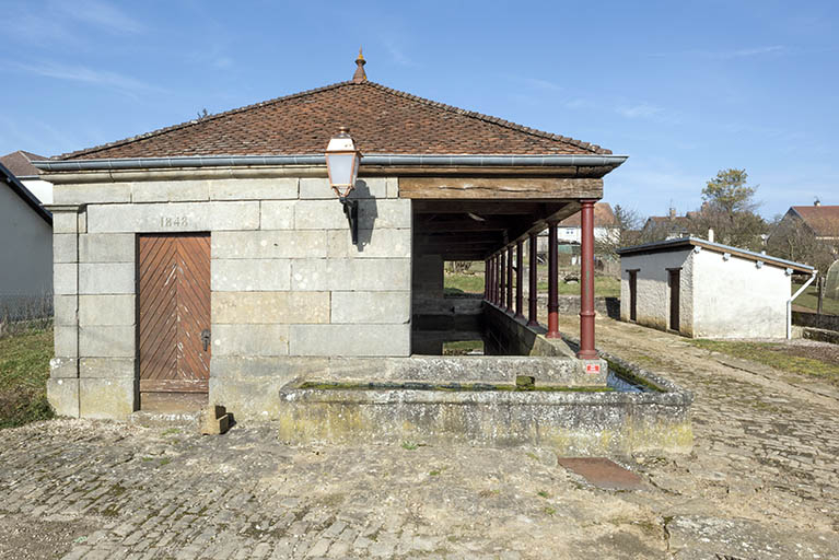 Vue rapprochée du fronton sud du lavoir à l'entrée sud-est du village. © Sonia Dourlot / Région Bourgogne-Franche-Comté, Inventaire du patrimoine - 2019 Vue rapprochée du fronton sud du lavoir à l'entrée sud-est du village. © Sonia Dourlot / Région Bourgogne-Franche-Comté, Inventaire du patrimoine - 2019