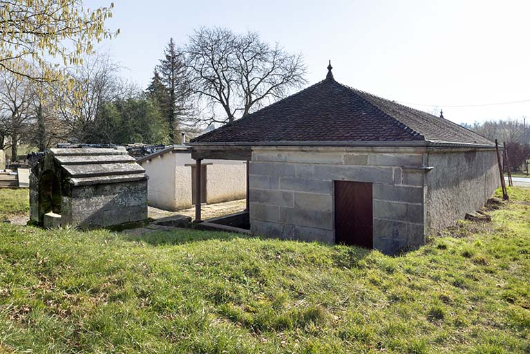Vue de trois-quart nord-ouest du lavoir à l'entrée sud-est du village. © Sonia Dourlot / Région Bourgogne-Franche-Comté, Inventaire du patrimoine - 2019 Vue de trois-quart nord-ouest du lavoir à l'entrée sud-est du village. © Sonia Dourlot / Région Bourgogne-Franche-Comté, Inventaire du patrimoine - 2019