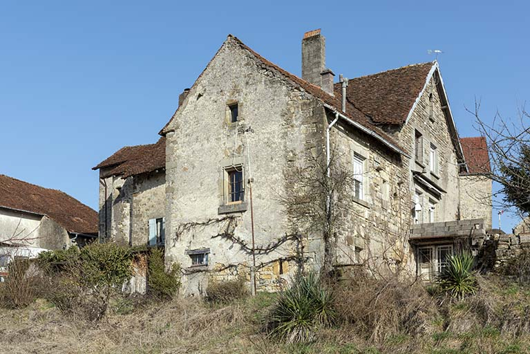 Ferme à l'ouest de l'ancienne cure (parcelles cadastrées D 562 et 446) : vue de trois-quart sud-ouest du pignon postérieur. © Sonia Dourlot / Région Bourgogne-Franche-Comté, Inventaire du patrimoine - 2019 Ferme à l'ouest de l'ancienne cure (parcelles cadastrées D 562 et 446) : vue de trois-quart sud-ouest du pignon postérieur. © Sonia Dourlot / Région Bourgogne-Franche-Comté, Inventaire du patrimoine - 2019