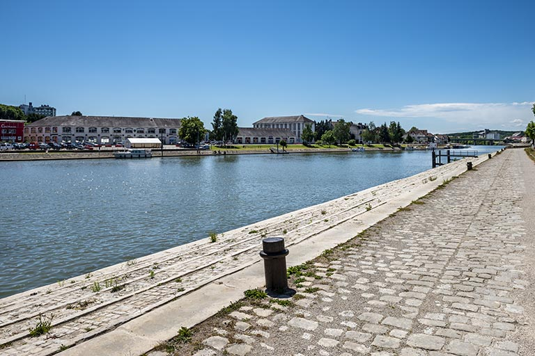 Quai Villeneuve au premier plan et celui de La Mavia sur la rive opposée. © Jérôme Mongreville / Région Bourgogne-Franche-Comté, Inventaire du patrimoine - 2019 Quai Villeneuve au premier plan et celui de La Mavia sur la rive opposée. © Jérôme Mongreville / Région Bourgogne-Franche-Comté, Inventaire du patrimoine - 2019