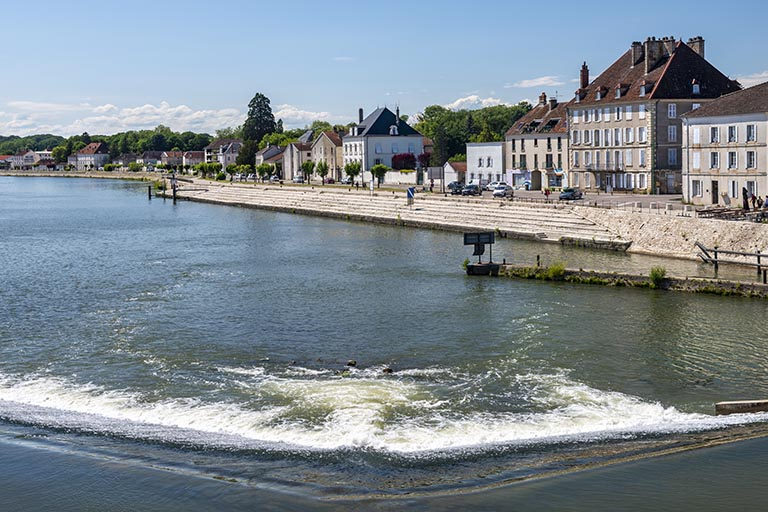 Vue générale du quai prise depuis le pont. © Jérôme Mongreville / Région Bourgogne-Franche-Comté, Inventaire du patrimoine - 2019 Vue générale du quai prise depuis le pont. © Jérôme Mongreville / Région Bourgogne-Franche-Comté, Inventaire du patrimoine - 2019