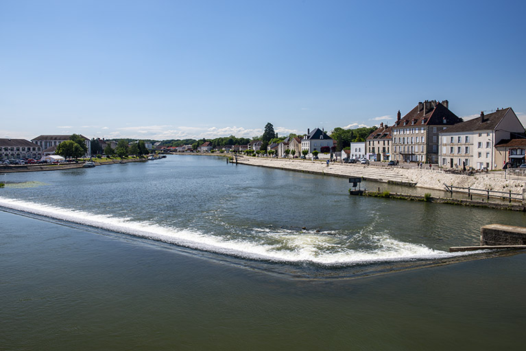 Vue d'ensemble des quais de la Mavia et Villeneuve depuis le pont en pierre. © Jérôme Mongreville / Région Bourgogne-Franche-Comté, Inventaire du patrimoine - 2019