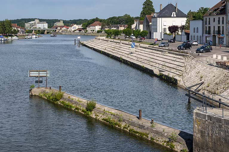 Le quai Villeneuve et ses gradins. © Jérôme Mongreville / Région Bourgogne-Franche-Comté, Inventaire du patrimoine - 2019 Le quai Villeneuve et ses gradins. © Jérôme Mongreville / Région Bourgogne-Franche-Comté, Inventaire du patrimoine - 2019
