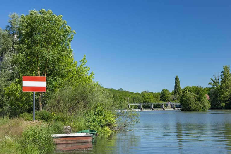 Panneau de signalisation lié à la navigation sur la Saône. © Jérôme Mongreville / Région Bourgogne-Franche-Comté, Inventaire du patrimoine - 2019 Panneau de signalisation lié à la navigation sur la Saône. © Jérôme Mongreville / Région Bourgogne-Franche-Comté, Inventaire du patrimoine - 2019