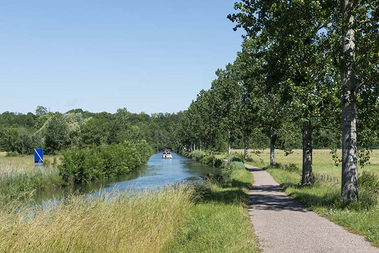 La dérivation et le chemin de halage. © Jérôme Mongreville / Région Bourgogne-Franche-Comté, Inventaire du patrimoine - 2019 La dérivation et le chemin de halage. © Jérôme Mongreville / Région Bourgogne-Franche-Comté, Inventaire du patrimoine - 2019