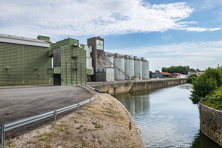 La gare fluviale et les silos depuis l'ouest, vue actuelle. © Jérôme Mongreville / Région Bourgogne-Franche-Comté, Inventaire du patrimoine - 2019
