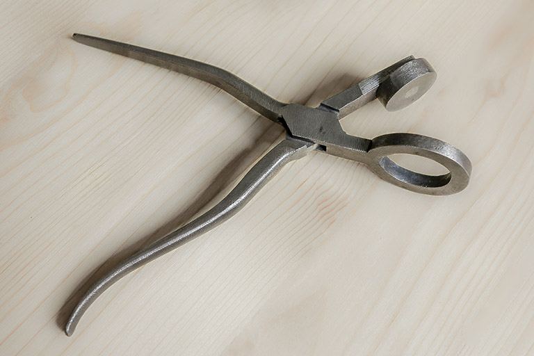 Usine Hugoniot-Tissot puis Hugoniot-Perrenoud, actuellement musée de la Pince, 12 rue de la Pommeraie : pince à hostie. © Laurent Poupard / Région Bourgogne-Franche-Comté, Inventaire du patrimoine - 2020