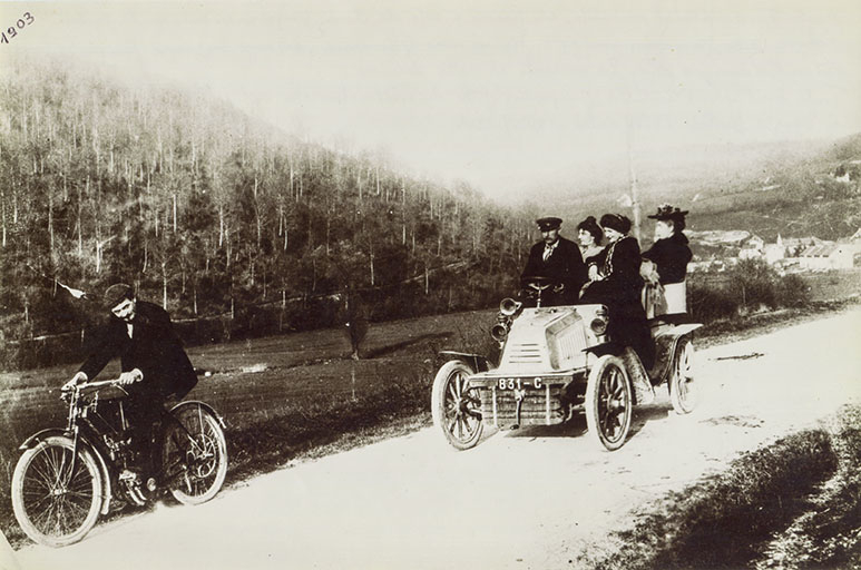 [La famille Jeanperrin en motocyclette et en automobile], 1903. © Raphaël Favereaux / Région Bourgogne-Franche-Comté, Inventaire du patrimoine - 2020