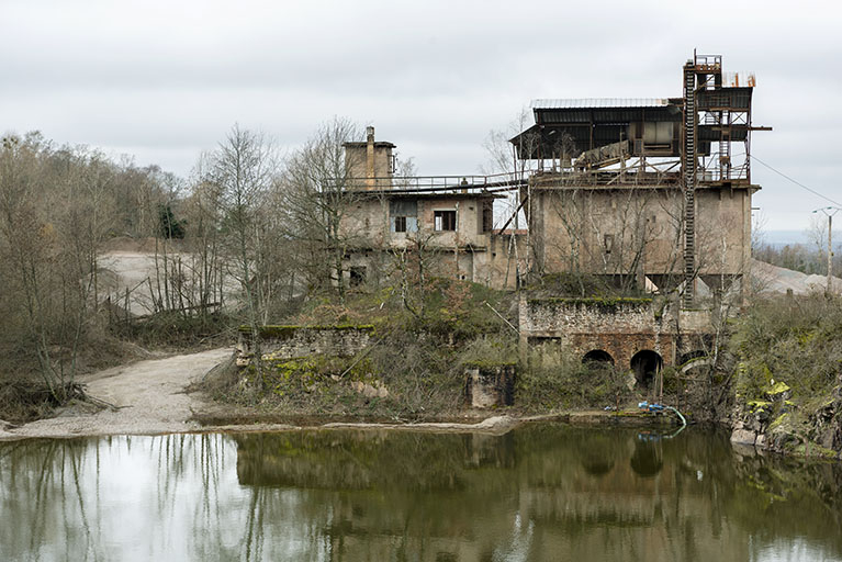 Vue d'ensemble, depuis l'est. Etang au premier plan, poste de lavage (C) au centre. © Sonia Dourlot / Région Bourgogne-Franche-Comté, Inventaire du patrimoine - 2020
