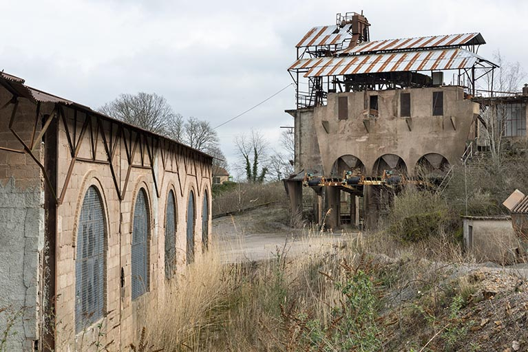 Poste de lavage (C), depuis le hangar (G). © Sonia Dourlot / Région Bourgogne-Franche-Comté, Inventaire du patrimoine - 2020
