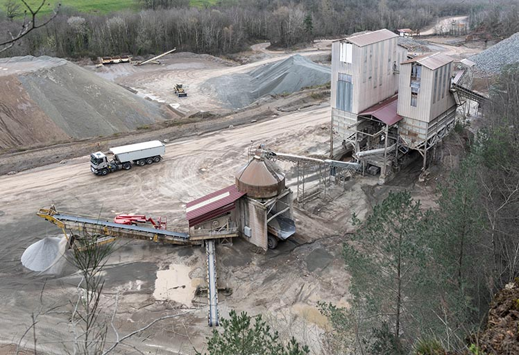 Vue d'ensemble plongeante sur les nouvelles installations de concassage, avec camion. © Sonia Dourlot / Région Bourgogne-Franche-Comté, Inventaire du patrimoine - 2020