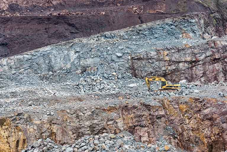 Carrière : front d'exploitation et pelle mécanique. © Sonia Dourlot / Région Bourgogne-Franche-Comté, Inventaire du patrimoine - 2020