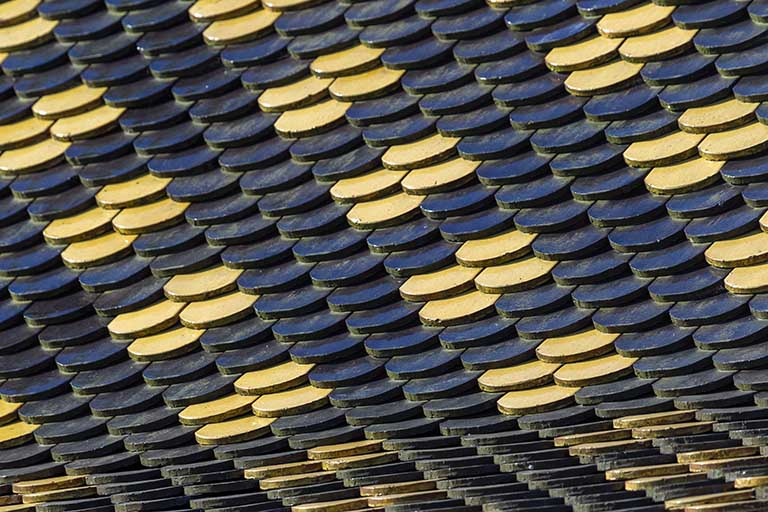 Tuiles vernissées de la toiture. © Sonia Dourlot / Région Bourgogne-Franche-Comté, Inventaire du patrimoine - 2020