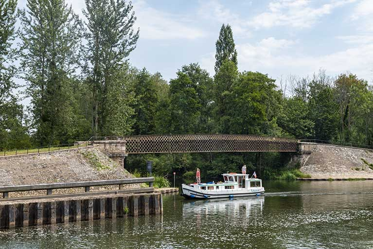 Plaisanciers s'apprêtant à entrer dans l’écluse. © Jérôme Mongreville / Région Bourgogne-Franche-Comté, Inventaire du patrimoine - 2020