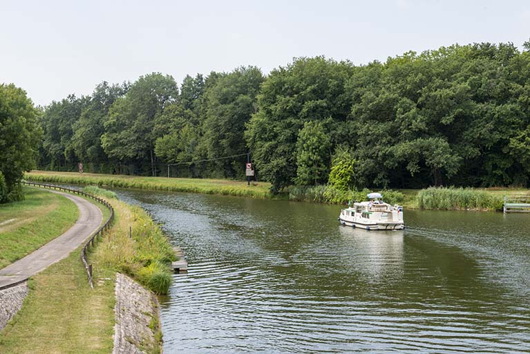 Plaisanciers en direction du site d'écluse de Scey. © Jérôme Mongreville / Région Bourgogne-Franche-Comté, Inventaire du patrimoine - 2020