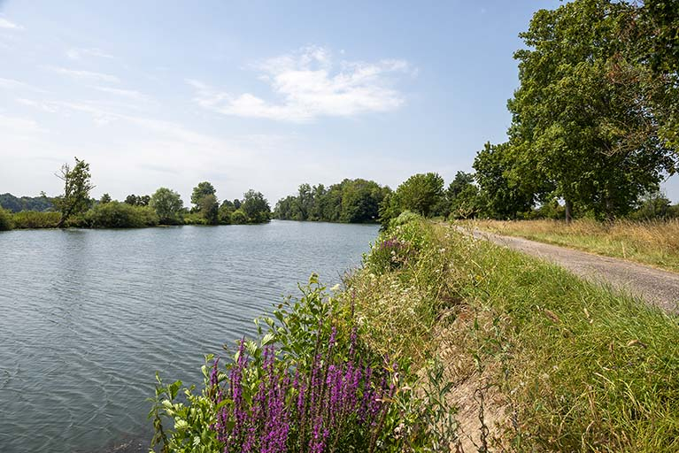 L'ancien chemin de halage transformé en "véloroute". © Jérôme Mongreville / Région Bourgogne-Franche-Comté, Inventaire du patrimoine - 2020