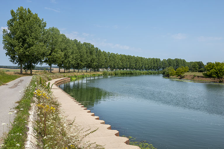Vue vers l'amont depuis l'entrée du canal. © Jérôme Mongreville / Région Bourgogne-Franche-Comté, Inventaire du patrimoine - 2020 Vue vers l'amont depuis l'entrée du canal. © Jérôme Mongreville / Région Bourgogne-Franche-Comté, Inventaire du patrimoine - 2020