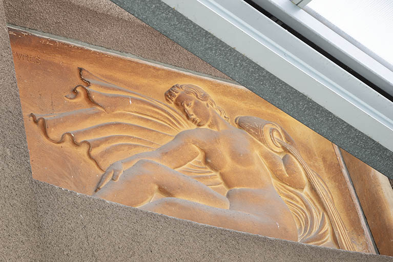 Femme assise, amphore sur l'épaule (relief n°4). © Jérôme Mongreville / Région Bourgogne-Franche-Comté, Inventaire du patrimoine - 2020