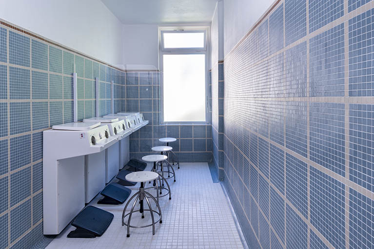 Vue intérieure d'une cabine récemment rénovée au rez-de-chaussée de l'aile à l'est de la piscine. © Jérôme Mongreville / Région Bourgogne-Franche-Comté, Inventaire du patrimoine - 2020 Vue intérieure d'une cabine récemment rénovée au rez-de-chaussée de l'aile à l'est de la piscine. © Jérôme Mongreville / Région Bourgogne-Franche-Comté, Inventaire du patrimoine - 2020