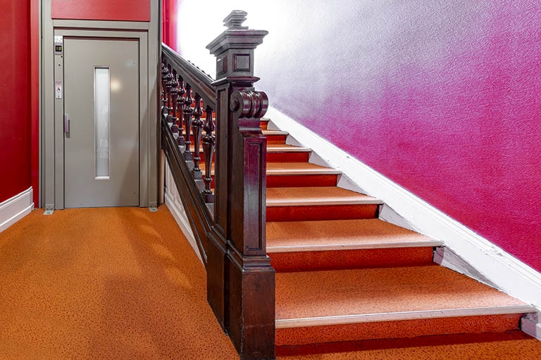  escalier ascenseur © Jérôme Mongreville / Région Bourgogne-Franche-Comté, Inventaire du patrimoine - 2020