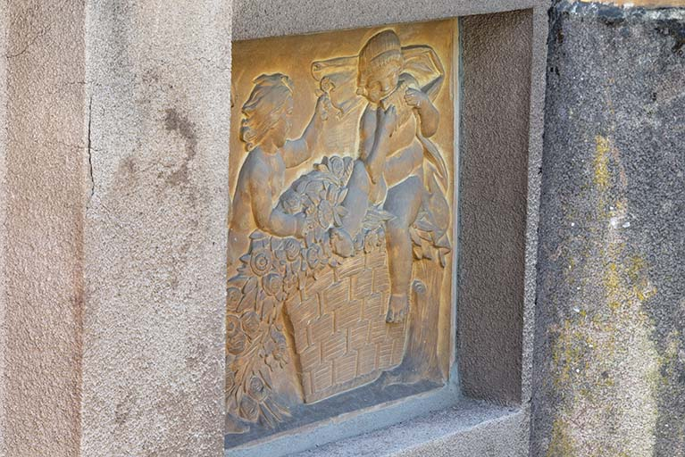 Enfants à la flûte (relief n°1). © Jérôme Mongreville / Région Bourgogne-Franche-Comté, Inventaire du patrimoine - 2020