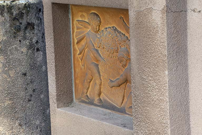 Enfants à la corbeille (relief n°5). © Jérôme Mongreville / Région Bourgogne-Franche-Comté, Inventaire du patrimoine - 2020