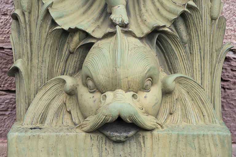 Fontaine du côté droit (est) : vue de la partie supérieure, détail du dauphin. © Jérôme Mongreville / Région Bourgogne-Franche-Comté, Inventaire du patrimoine - 2020