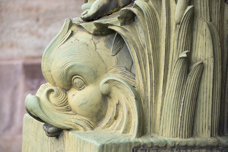Fontaine du côté droit (est) : vue de la partie supérieure, détail du dauphin. © Jérôme Mongreville / Région Bourgogne-Franche-Comté, Inventaire du patrimoine - 2020