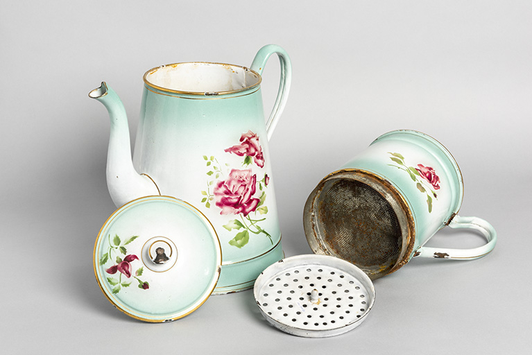 Cafetière émaillée (20e siècle), démontée. (Musée Japy, Beaucourt) © Sonia Dourlot / Région Bourgogne-Franche-Comté, Inventaire du patrimoine - 2020