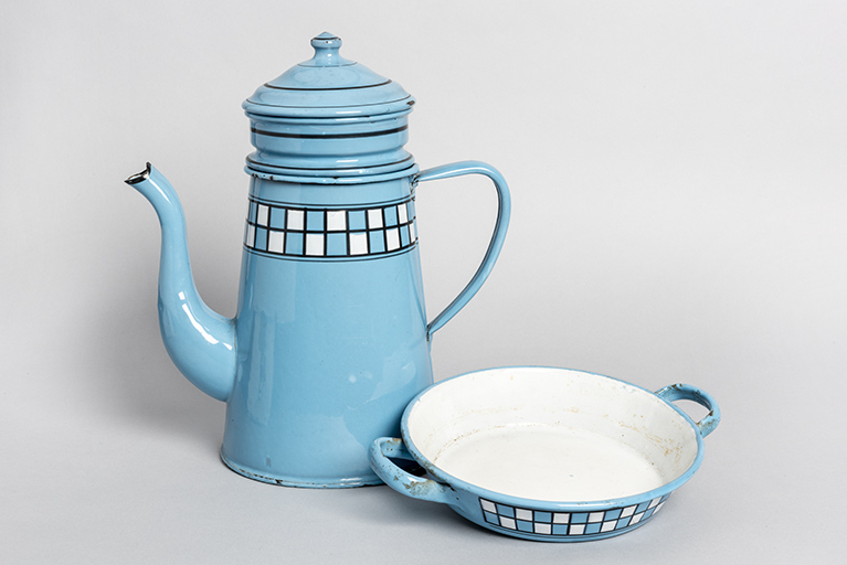 Cafetière et plat émaillés, 20e siècle. (Musée Japy, Beaucourt) © Sonia Dourlot / Région Bourgogne-Franche-Comté, Inventaire du patrimoine - 2020